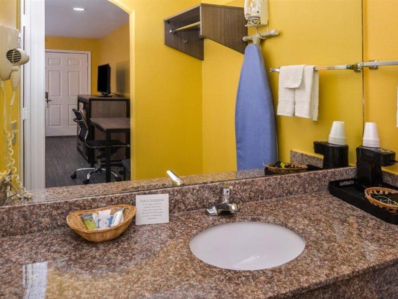 Americas Best Value Inn West Columbia Bagian luar foto