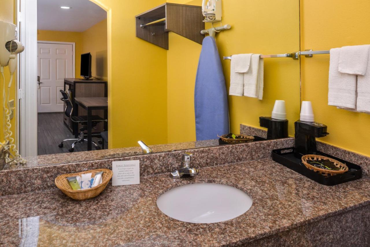 Americas Best Value Inn West Columbia Bagian luar foto